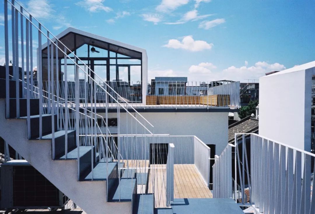 居民楼旧房改造成民宿风格,爆改旧楼成民宿