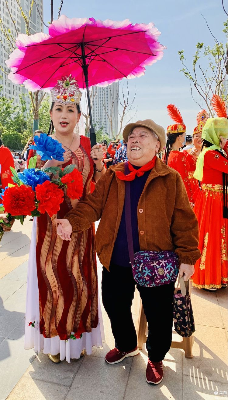 洛阳牡丹广场：*疆新**舞大联欢