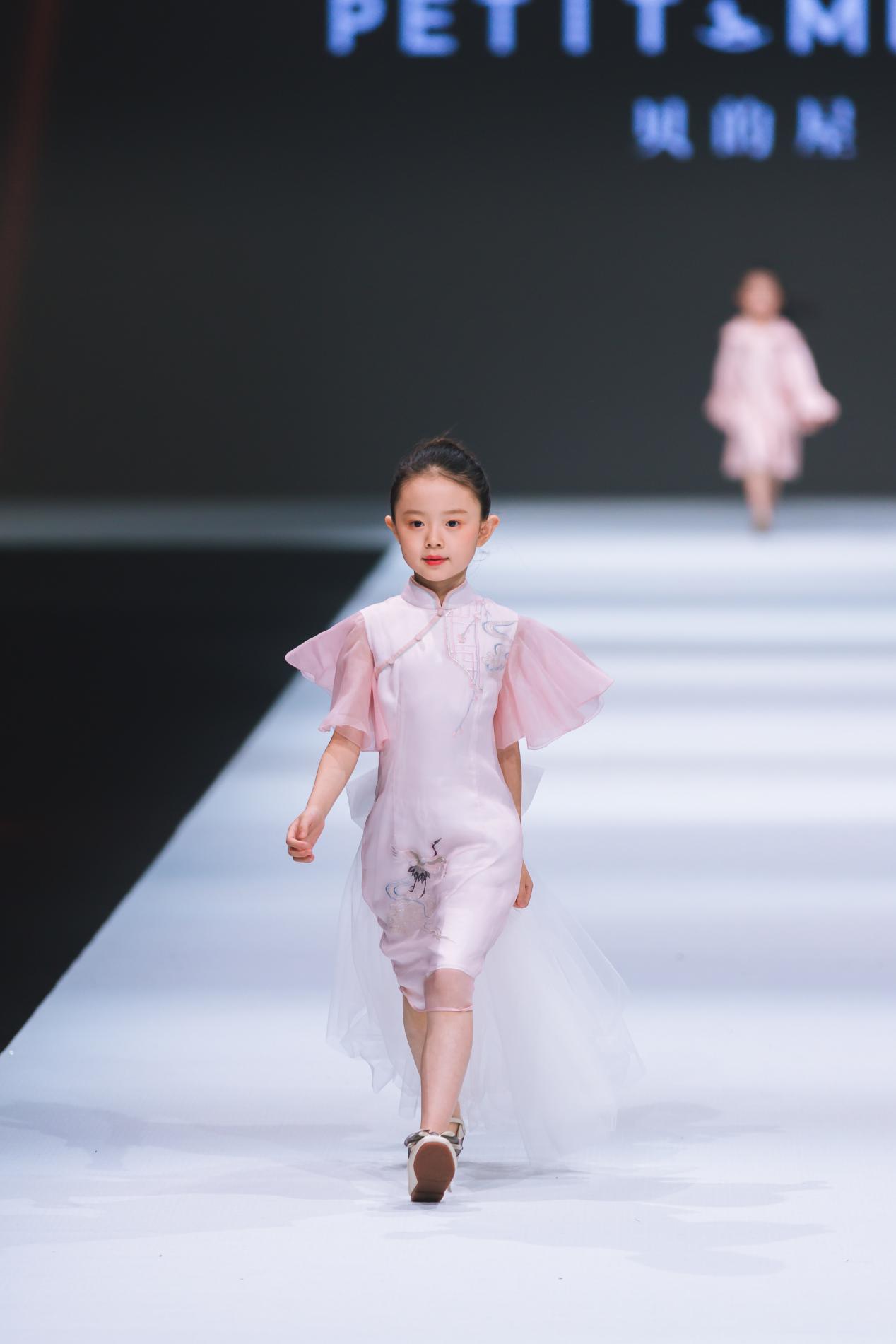 PETITMIEUX贝的屋“礼御童服”儿童时尚周压轴亮相