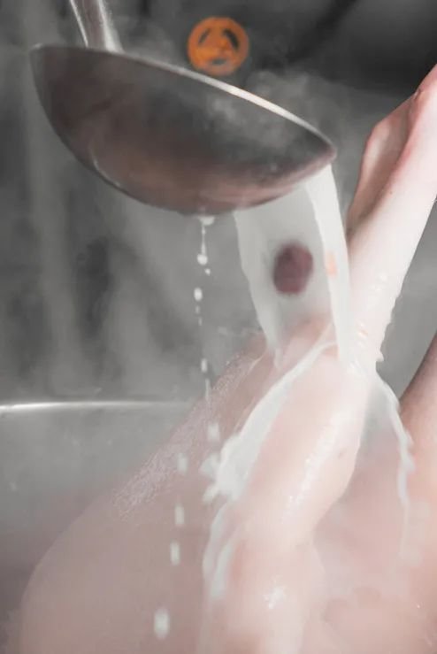 老西关炭炉羊肉煲，不给蘸酱！藏在村子里，门口停满豪车