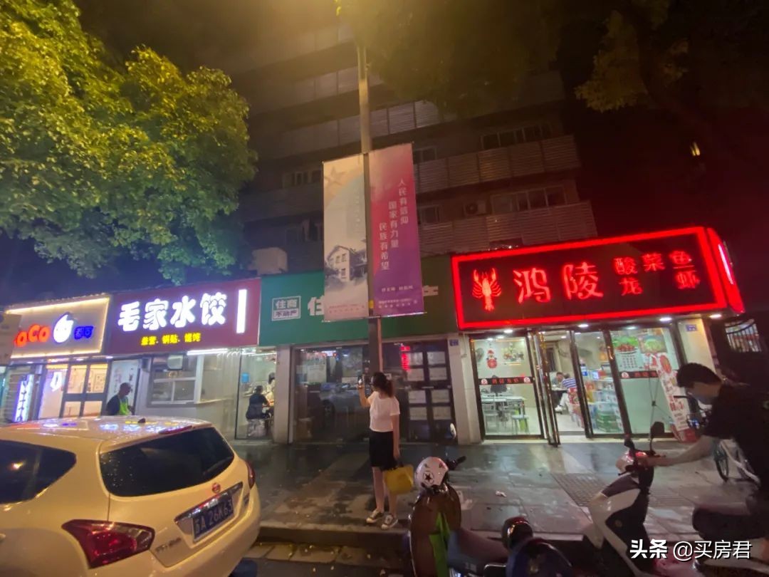 在三牌楼撸了顿串，他决定在这里买房