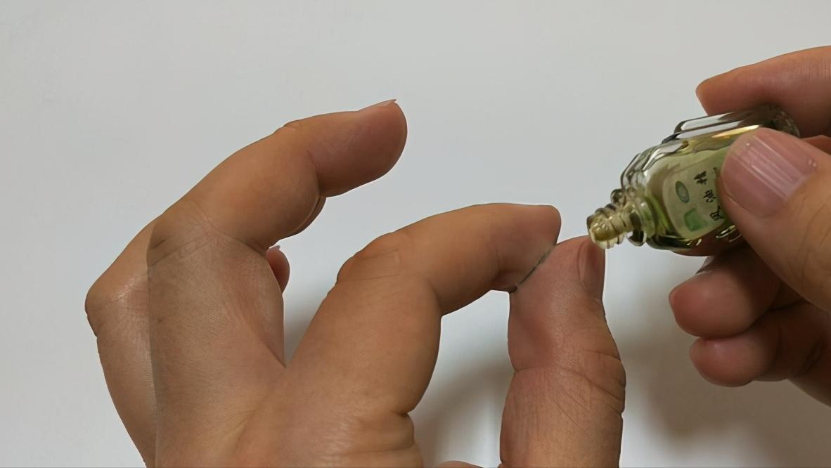 生活实用妙招:502胶水太黏,不小心滴在瓷砖上,如何去除?