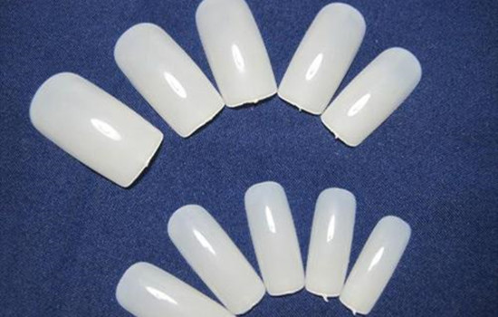 美甲甲片怎么卸掉不伤指甲,贴甲片卸掉后指甲为什么会软