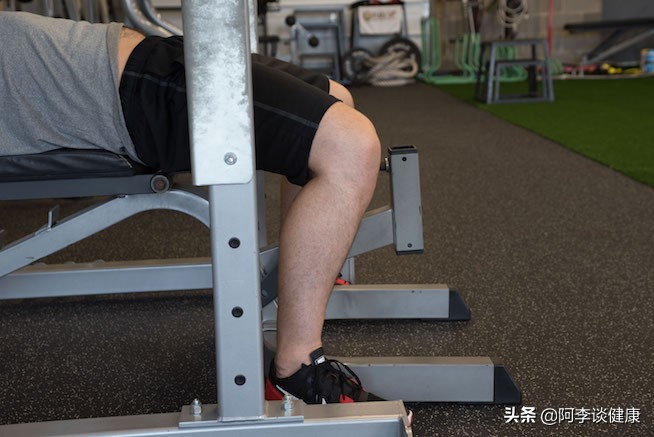 卧推力量上不去？药球仰卧胸推爆发力训练：帮你快速进阶提升力量