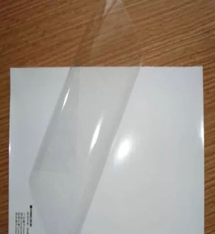 黑胶车贴白胶车贴写真的区别,黑胶车贴比白胶车贴哪个颜色耐用