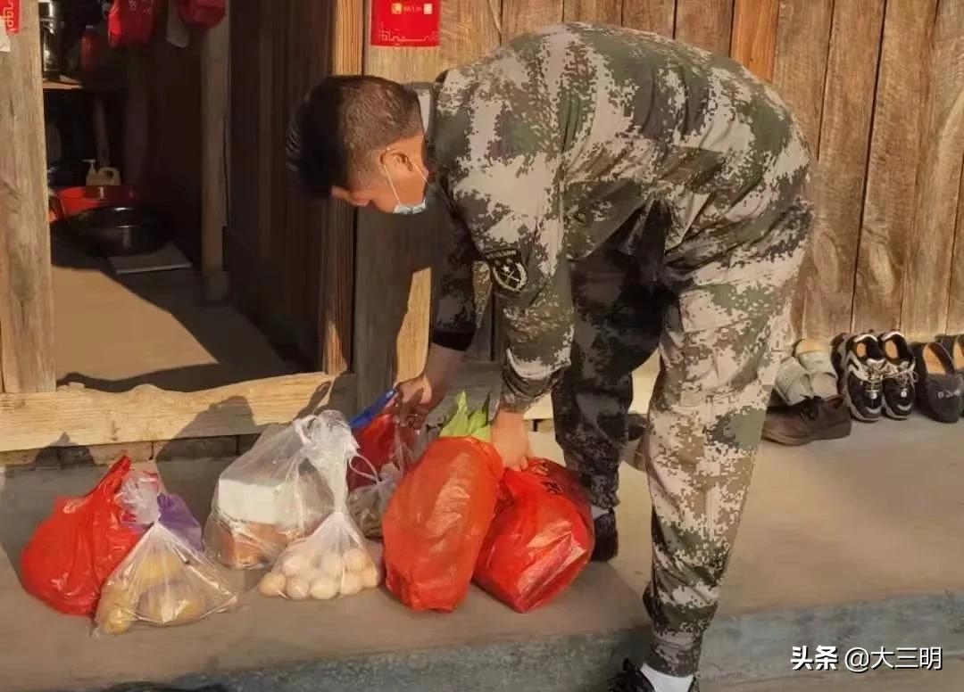 一抹志愿红点亮文明城,一抹志愿红一颗志愿心