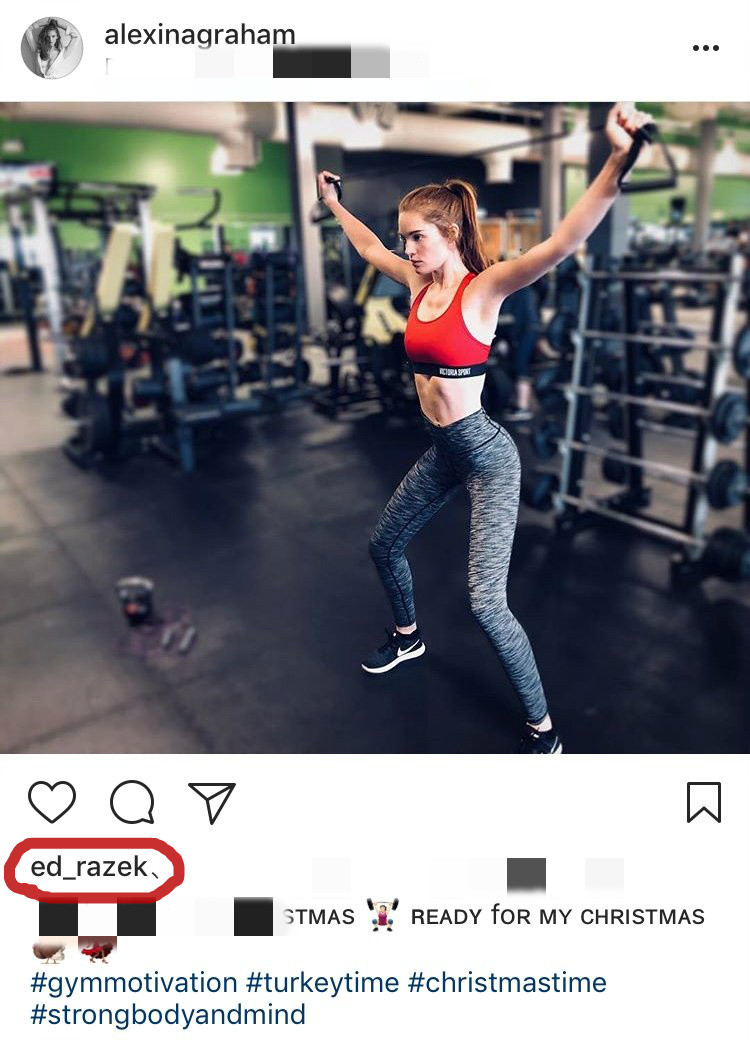 她被维密高管密切关注？穿针织睡袍性感撩发，抹胸礼服尴尬露副乳