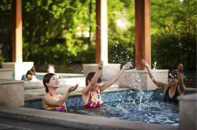 降温了一起去泡温泉,天气微凉正是泡温泉的好时候