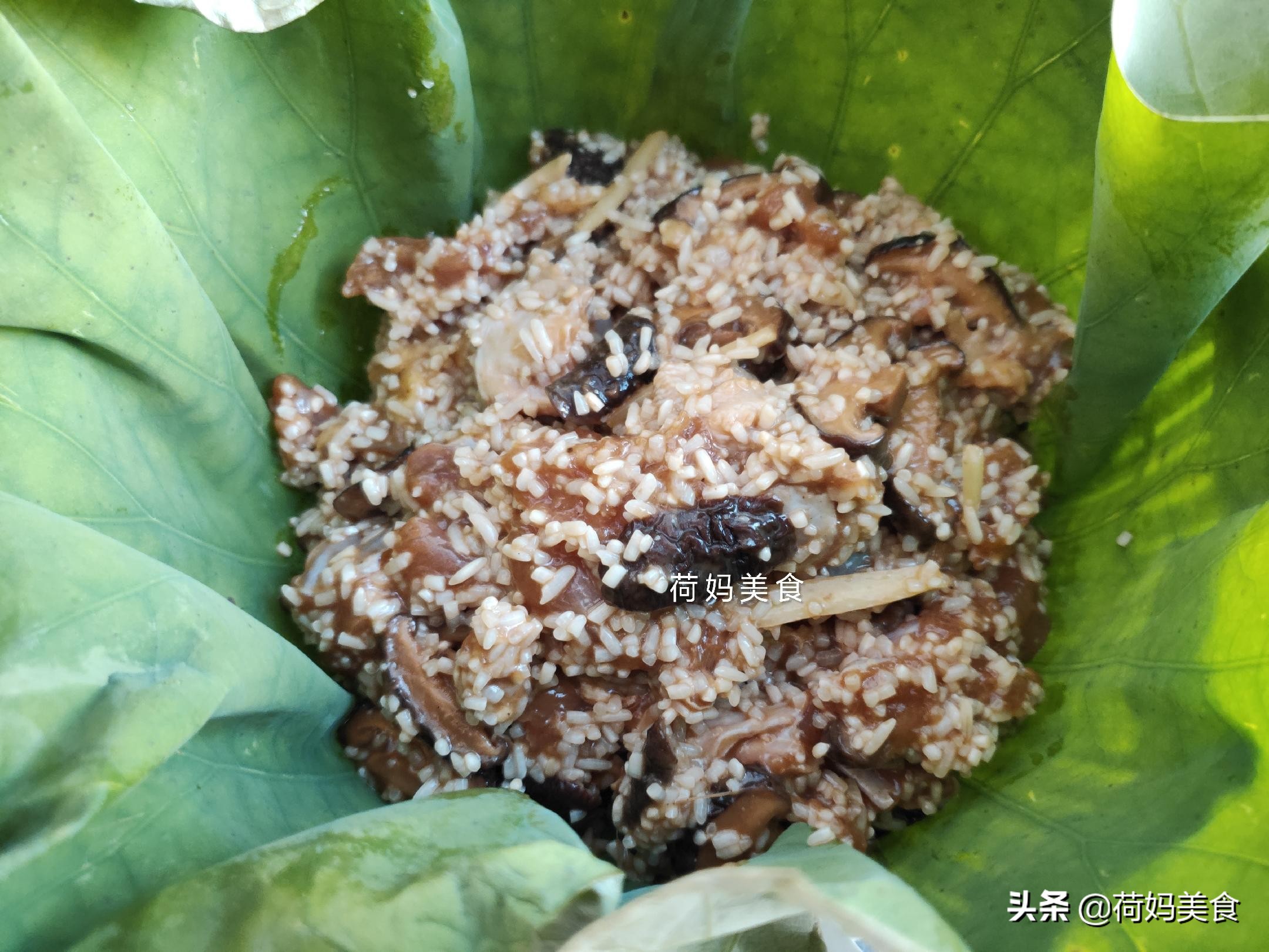 一张荷叶，一碗糯米，一拌一蒸，有肉有饭一锅熟，鲜香味美太好吃