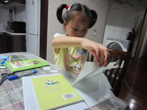 开学第一天晚上和孩子一起包书皮,开学第一天包书皮