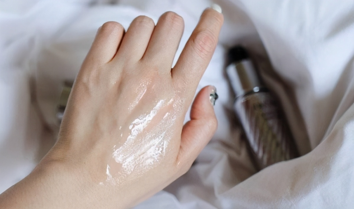 每天美白皮肤还是越来越黑,一直在美白却越来越黑的原因