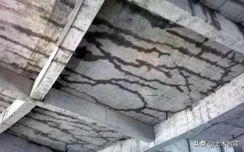 混凝土楼面开裂原因及处理方法,桥面混凝土开裂是什么原因