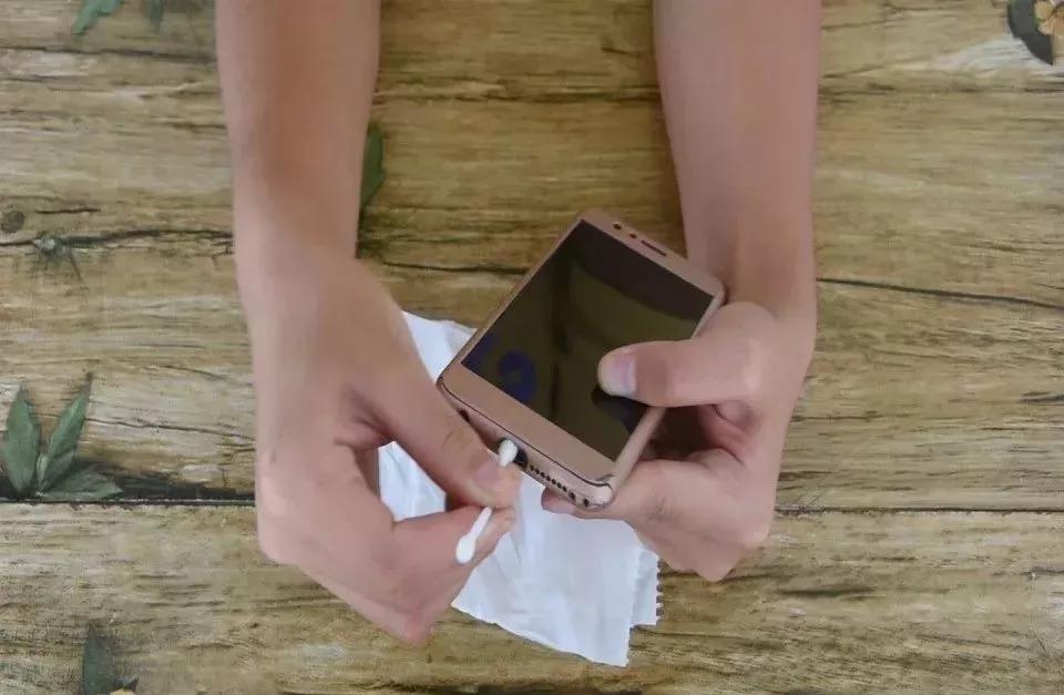 手机泡水了怎么办？教你一招，实用又简单