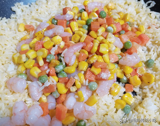 隔夜饭硬怎么炒,比较软的隔夜饭怎么炒好