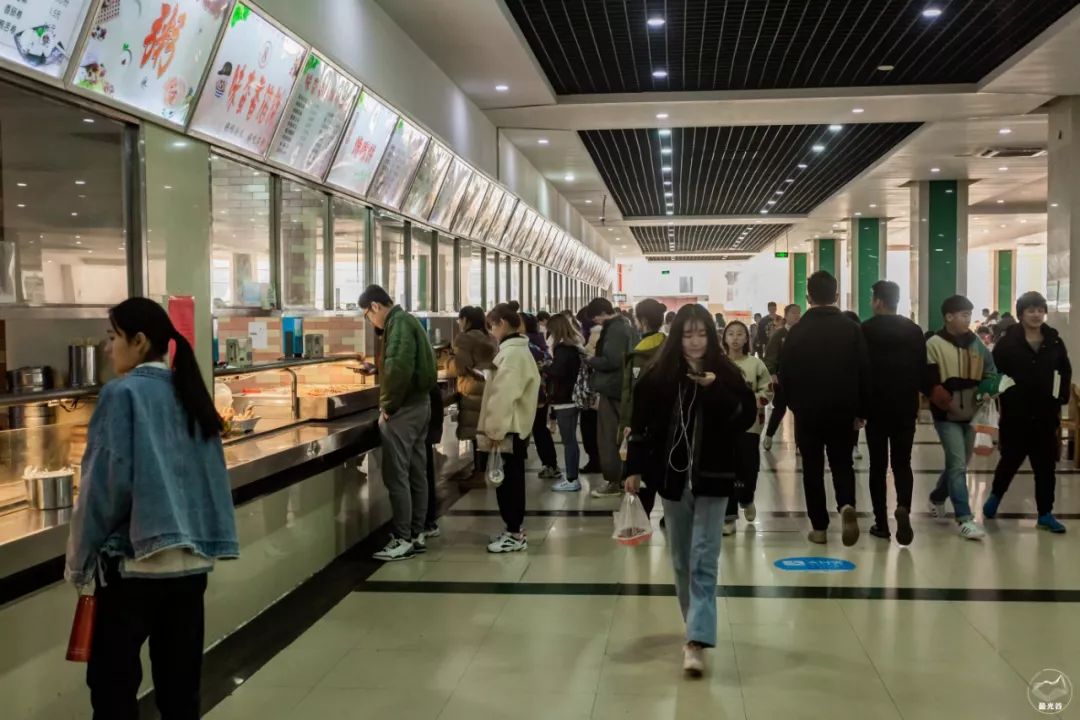 不输武大樱花，文华学院美“枫”了