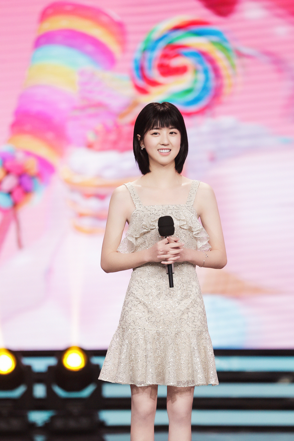 李凯馨和王一博天天向上吃饭,王一博天天向上和李凯馨约会