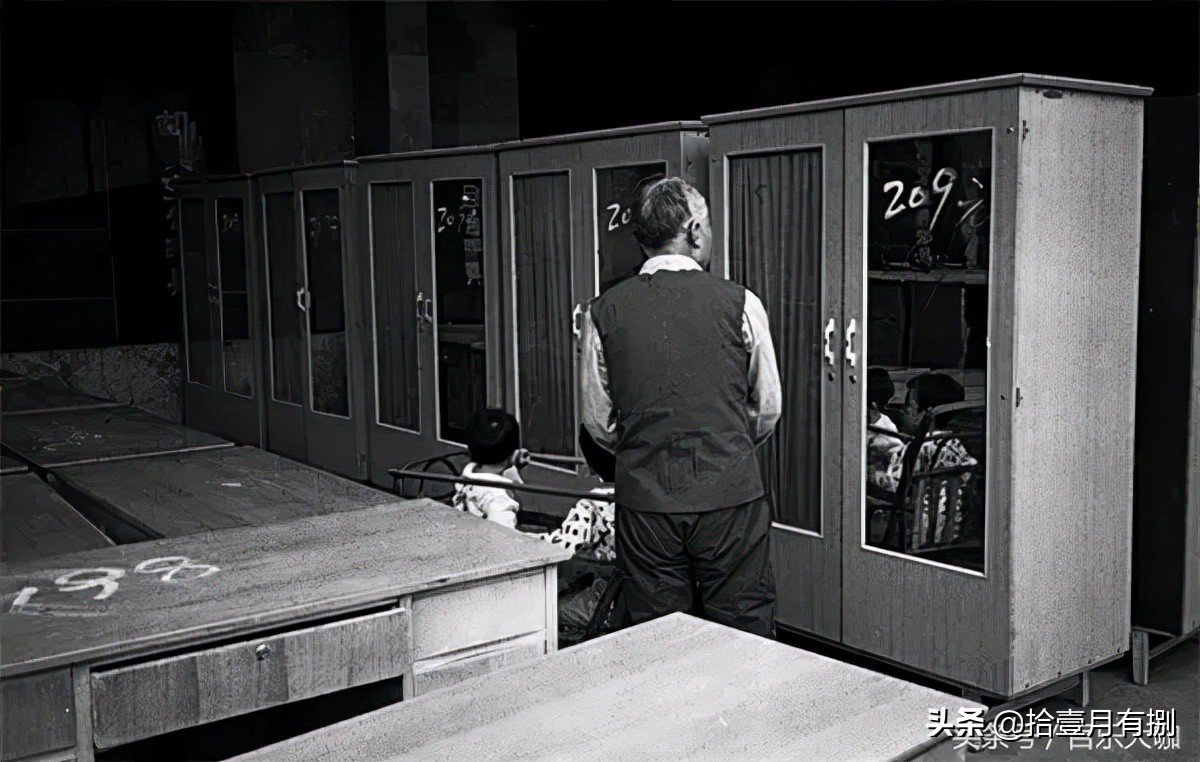 80年代的北京还不堵车车辆很少,80年代的北京牌汽车