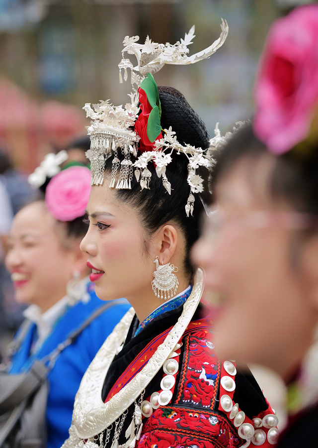 探访苗族银饰,苗族风情拨银饰