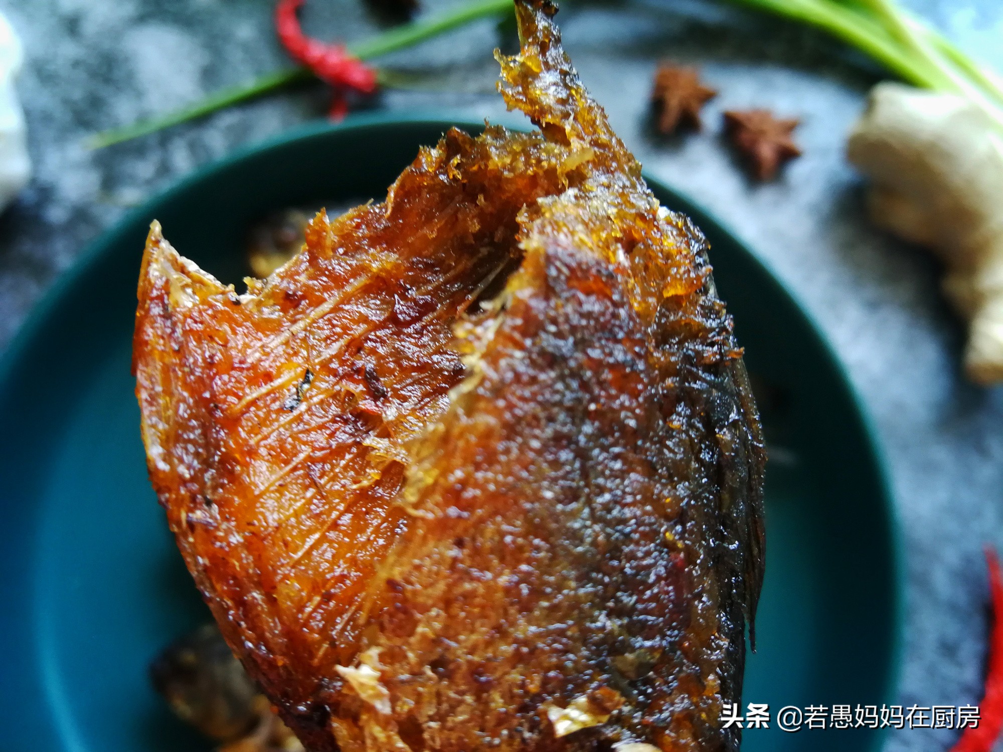 小鲫鱼不油炸怎么炖刺会烂,小鲫鱼怎样烧汤更好吃