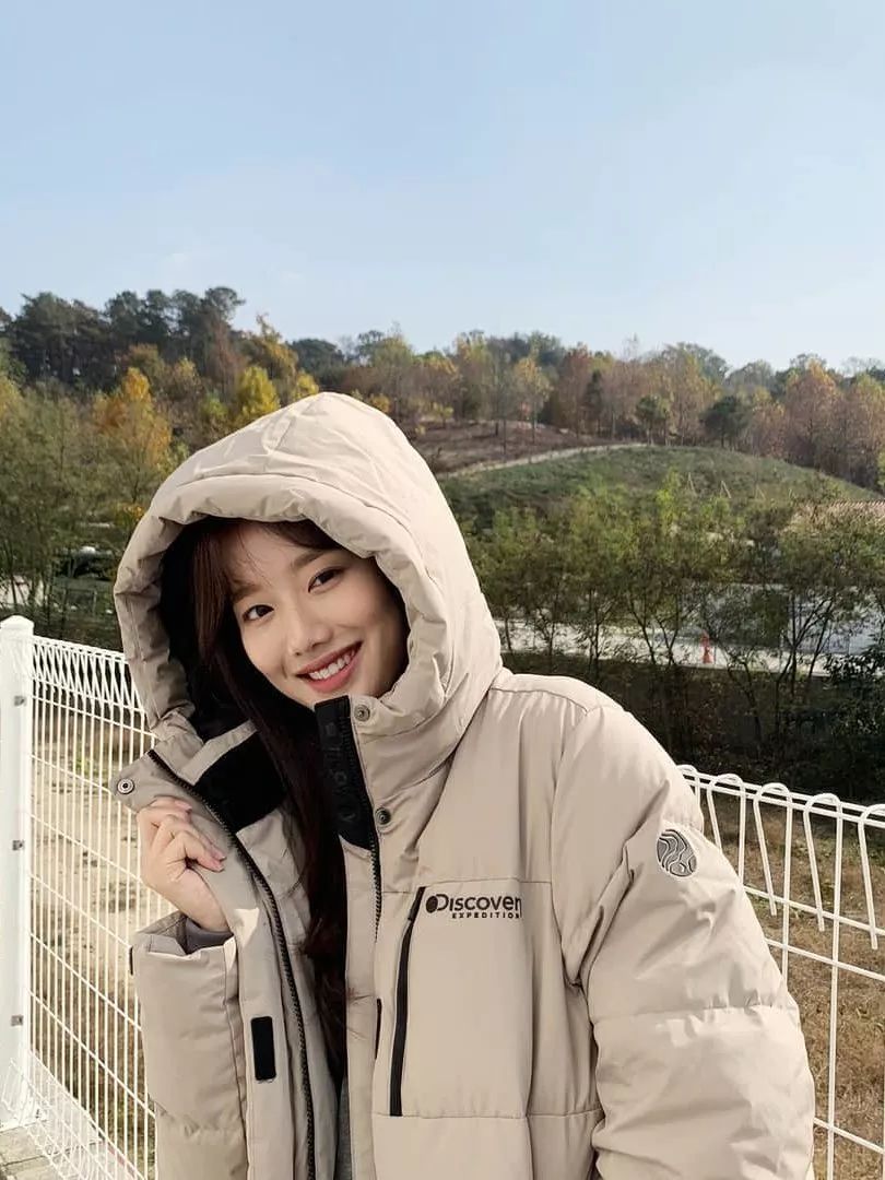 韩国女艺人告诉你，这才是今年最流行的羽绒服款式