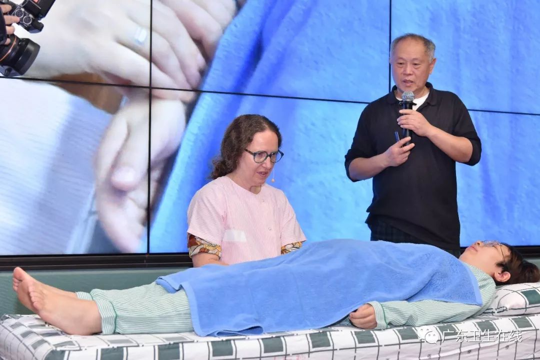 洋医生献宝杏林!能治疼痛哮喘,还可无创“打针”……中医特色疗法走向国际