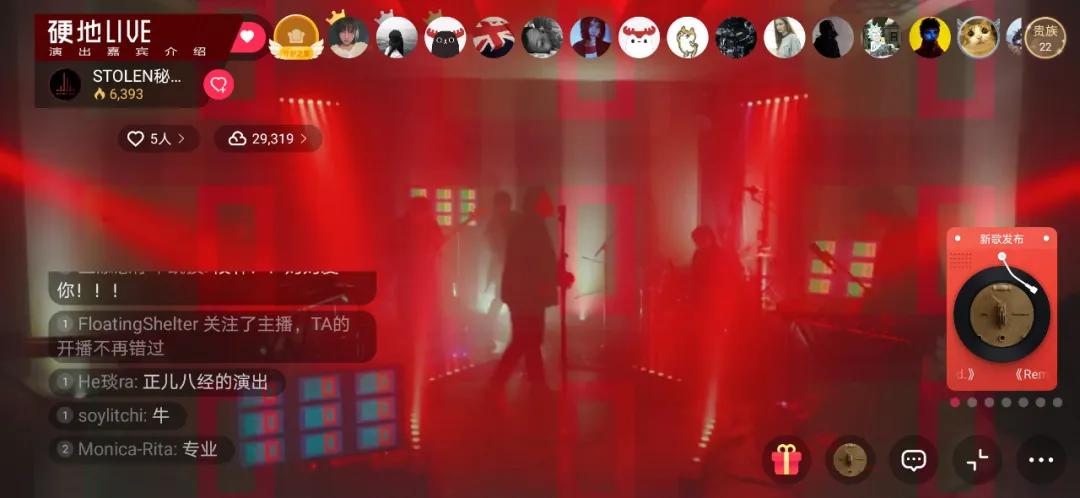 朴树戴狗头帽唱歌，在网易云看相信未来义演的你们，真见证历史了