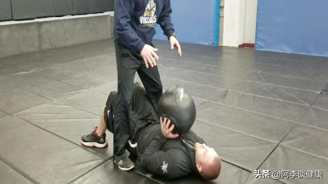 卧推力量上不去？药球仰卧胸推爆发力训练：帮你快速进阶提升力量