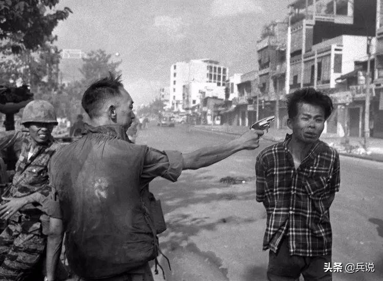 南越军官枪杀北越士兵,北越和南越游击队