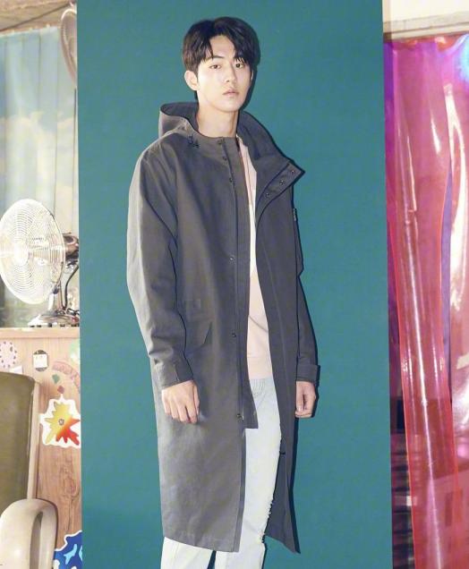 大衣搭卫衣南柱赫,南柱赫灰色帽衫