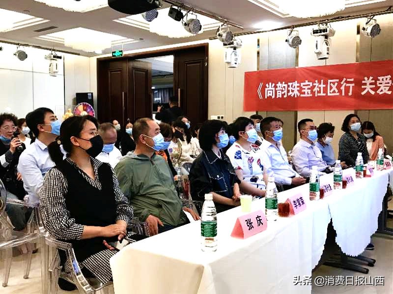 致敬守卫健康的白衣天使,爱心捐赠送温暖致敬城市坚守者