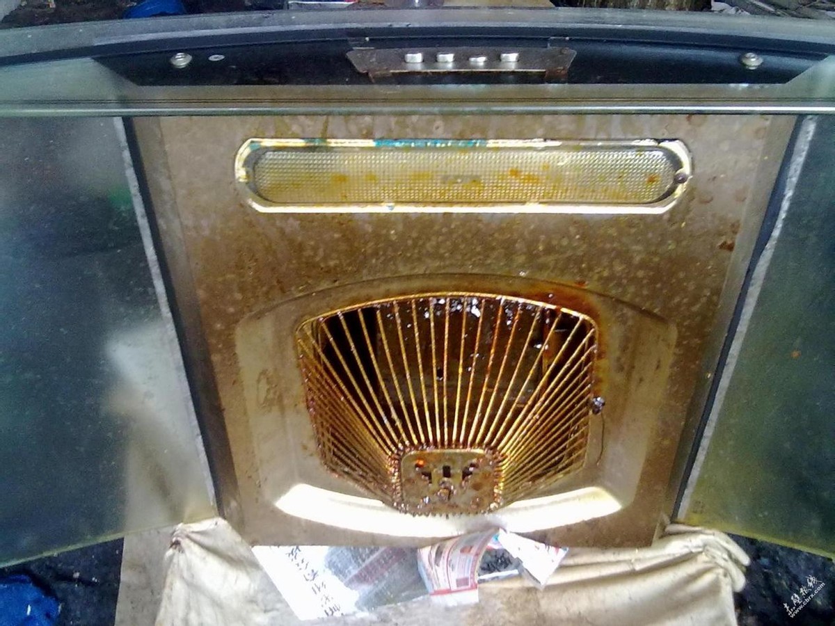 油烟机清洗小技巧方法图解,清洗油烟机一喷一擦轻松搞定