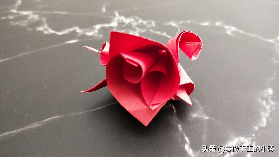 玫瑰花正方形折纸教程图解,怎么样用折纸叠出来简单的玫瑰花