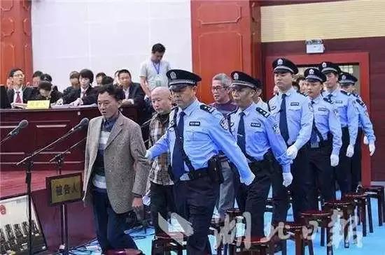 居然有这种地方！村官自称“万岁”逼人磕头