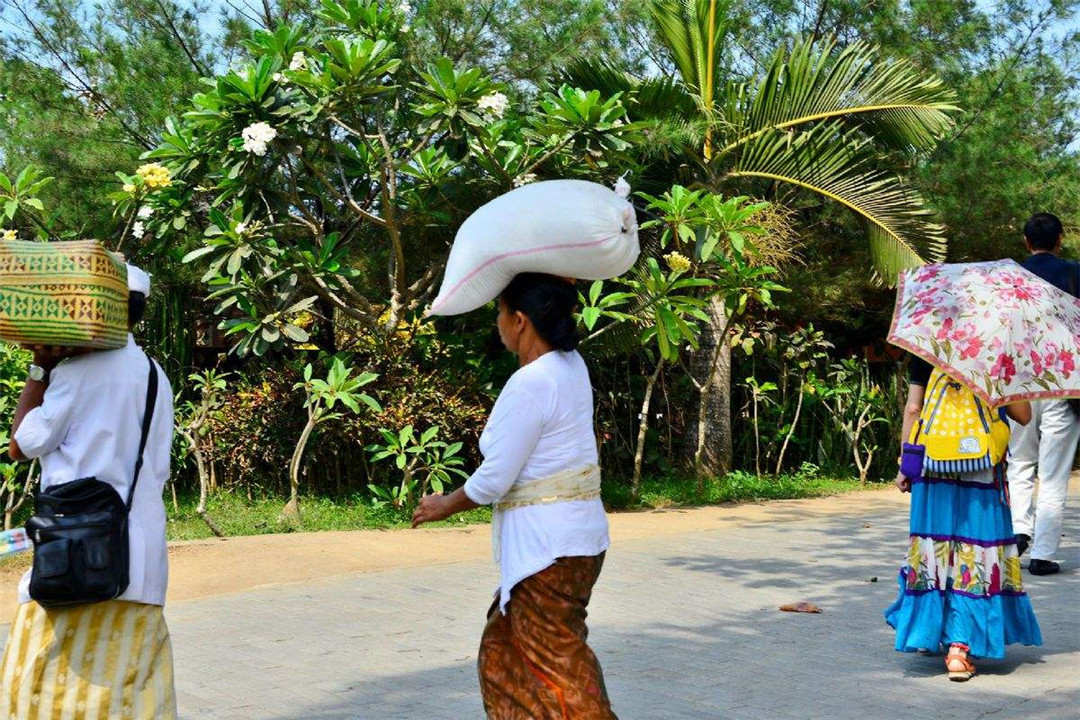 男人也爱穿裙子，30块钱能吃到7菜1汤的大餐，缅甸的冷知识