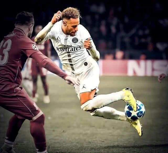 内马尔和梅西谁的技术更好,梅西球技好还是内马尔球技好