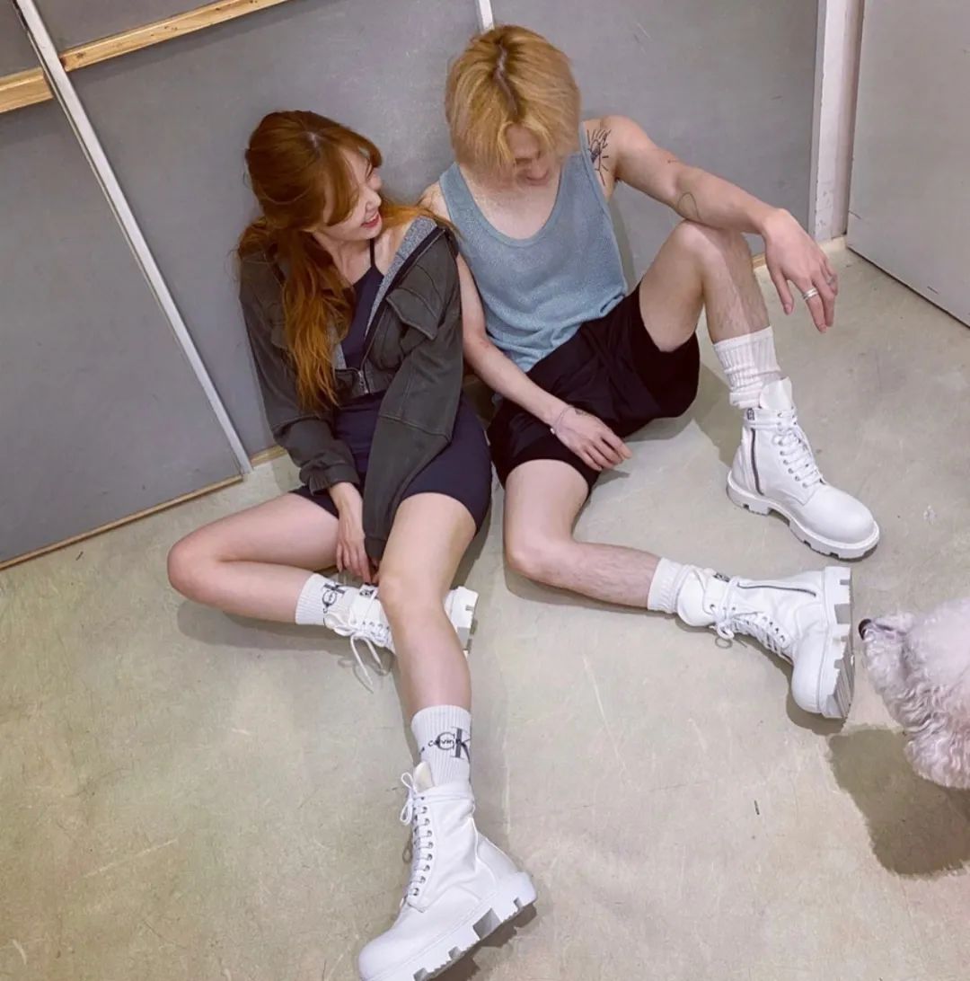 泫雅大秀身材,泫雅甜酷情侣写真