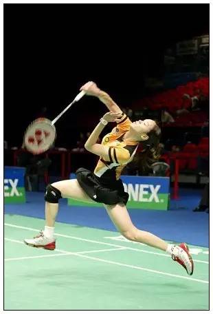 高远球避免杀球,高远球发球防止被杀