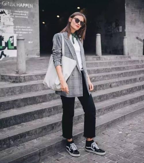 阔腿裤和窄版牛仔裤哪款显瘦,最流行的阔腿裤与牛仔裤