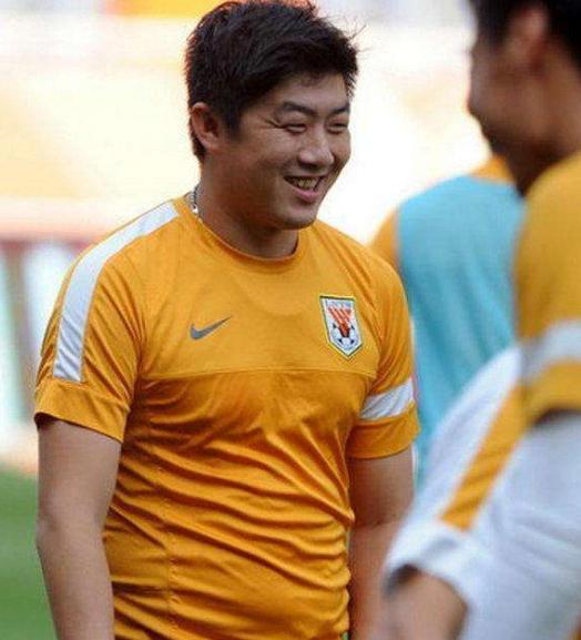 赛后王大雷和韦世豪,王大雷和郑智在中场训话