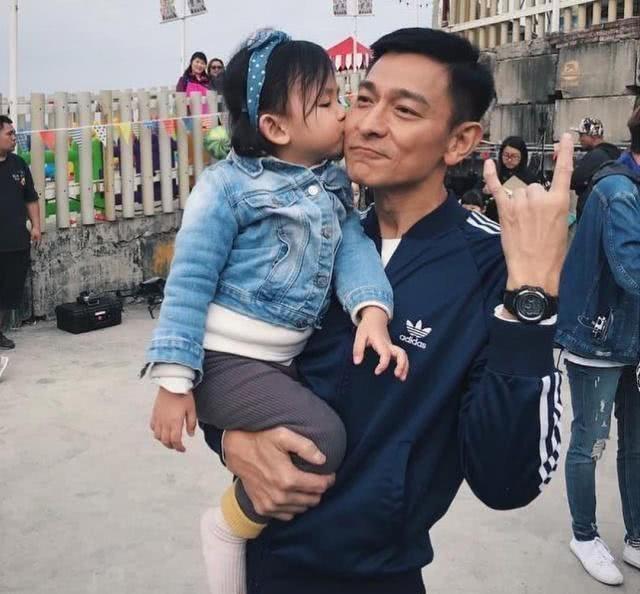 娱乐圈模范夫妻刘德华,刘德华娱乐圈泰斗级的人物