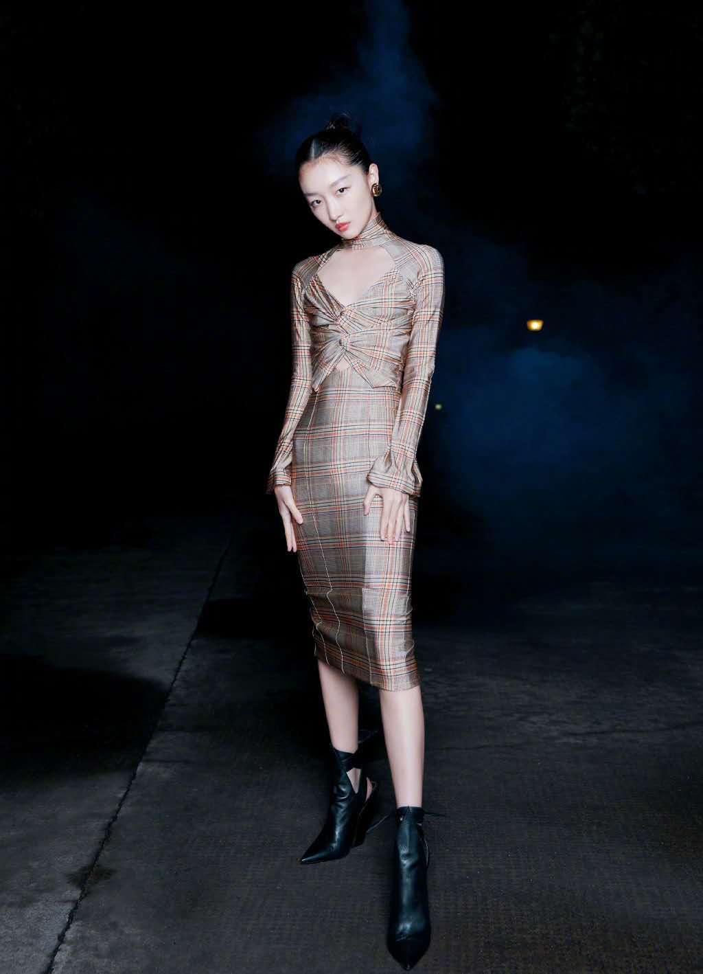 周冬雨穿衣搭配显高又减龄,平胸穿不好看的裙子