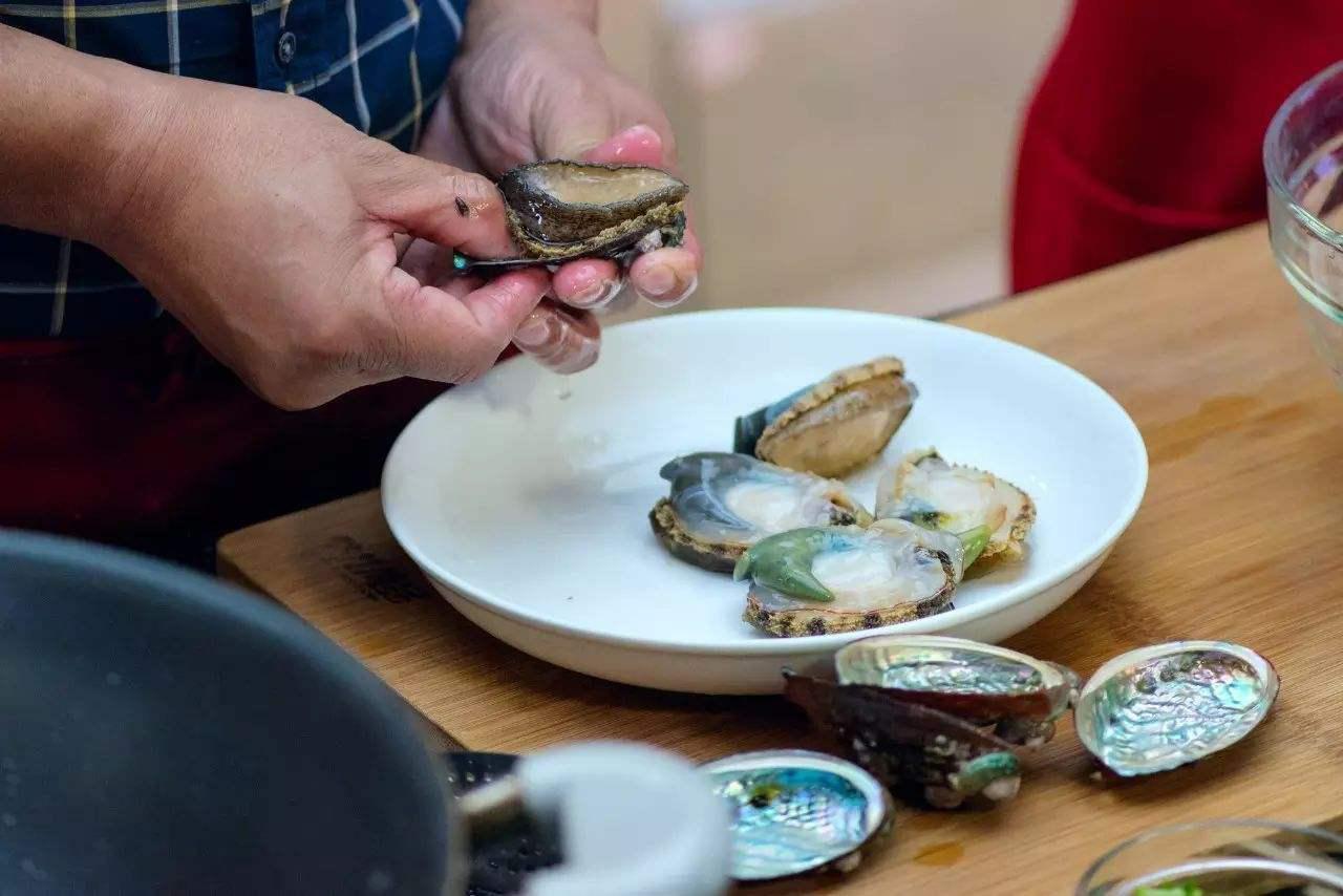 好吃的鲍鱼做法,鲍鱼烫火锅需要怎么处理