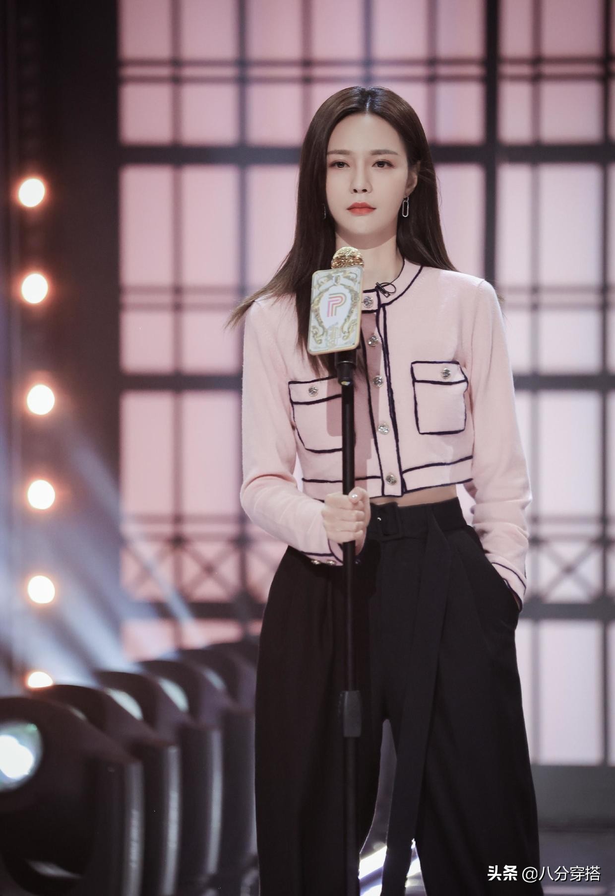 沈梦辰白衬衫黑西服配链条短裙,沈梦辰把粉色西装穿出了时尚感