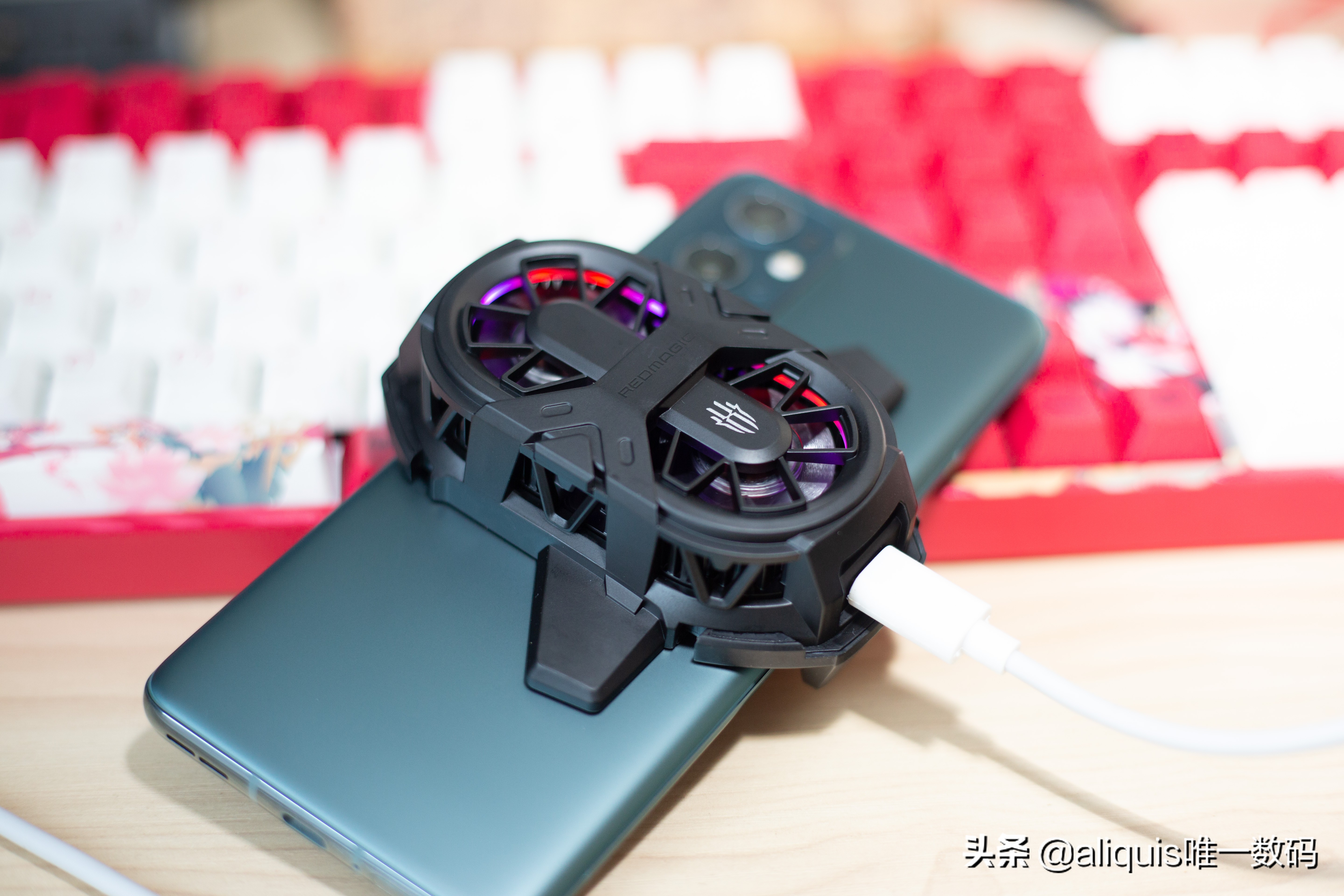 红魔手机加散热器游戏测评,手机玩原神满特效测试