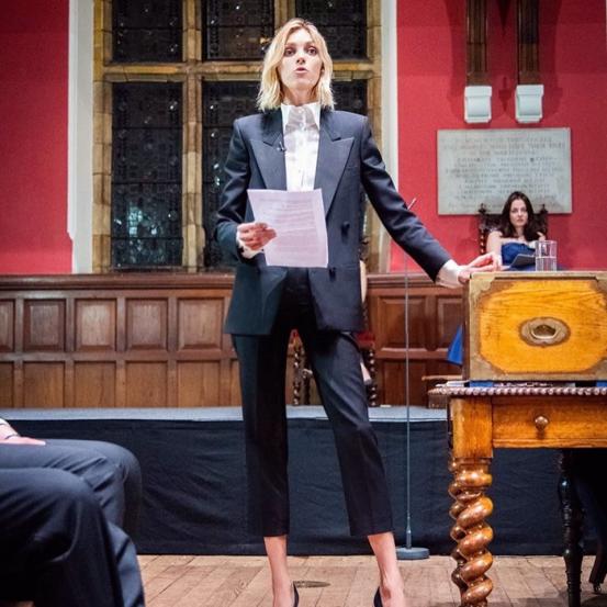 她是老佛爷最看好的模特之一,行走的YSL衣橱,穿塑料袋都那么美