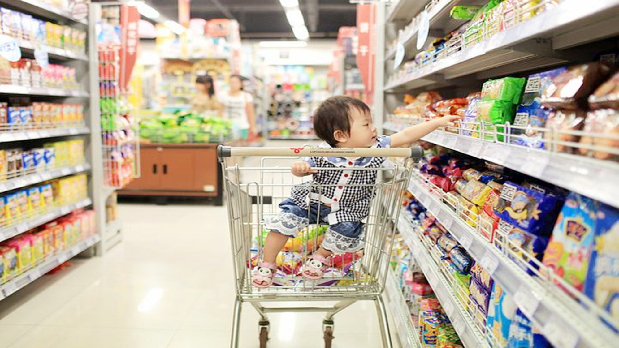 小孩吃了颗葡萄被超市员工骂半天,小孩偷吃草莓家长竟训老板