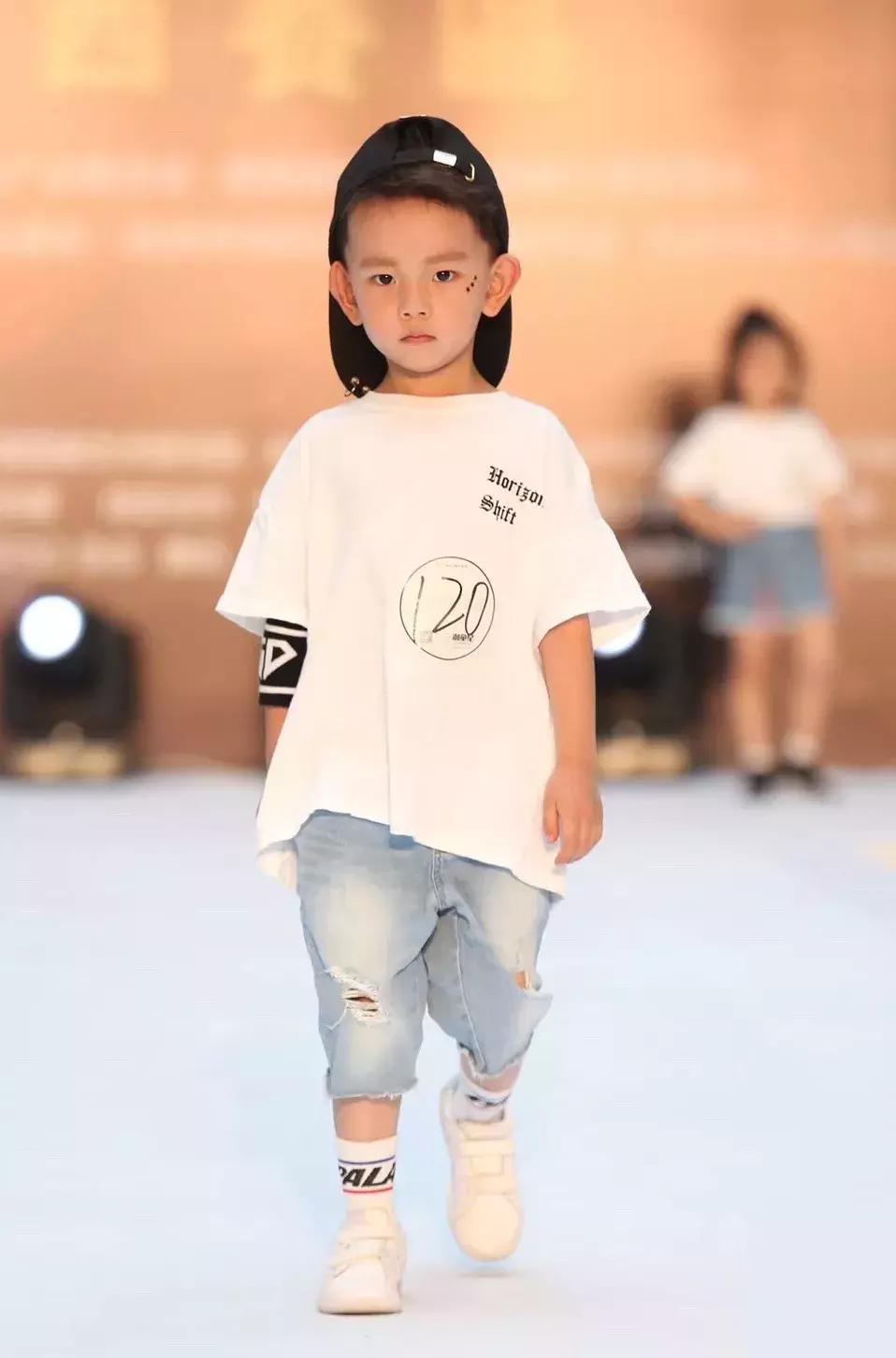 3岁萌宝走秀视频,让孩子在家练习走秀