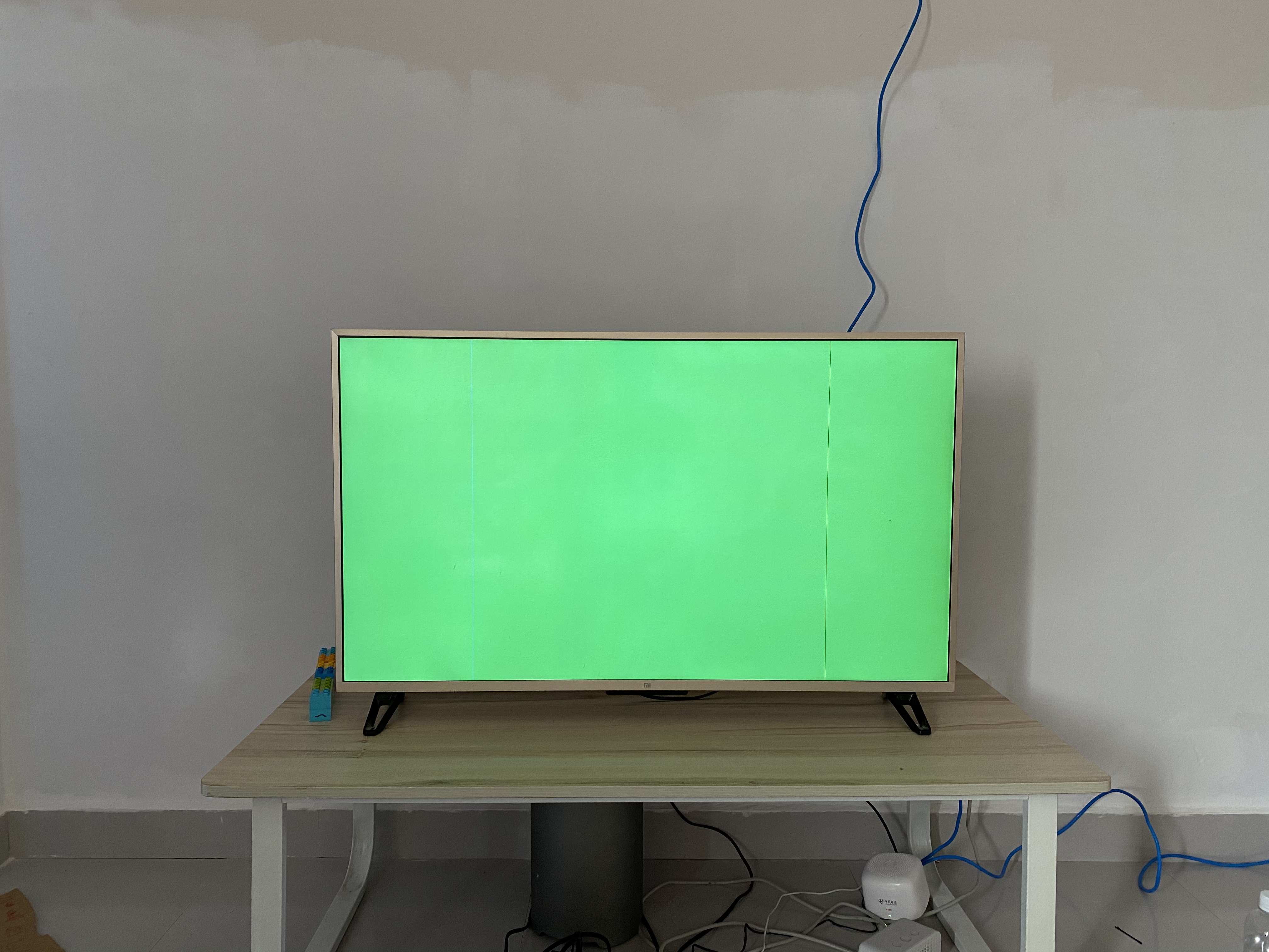 荣耀智慧屏x165寸2022款怎么样,荣耀智慧屏x1屏幕上半部分暗