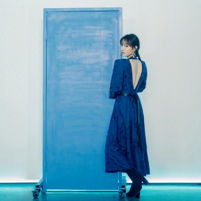 白百何穿红色深v裙子照片,白百何深v黑色裙图片