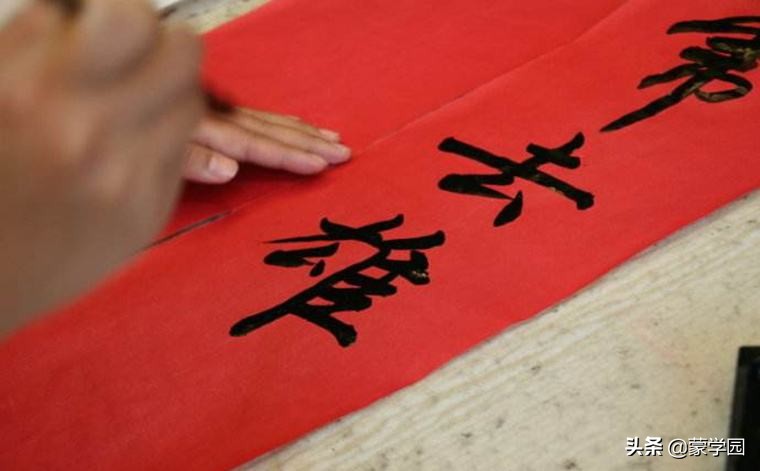 对联横批贴在门上的讲究,贴春节对联的讲究